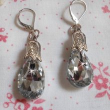 BO Crystal Wonders skapt med fasetterte dråper og pregede små rhinestone spenner